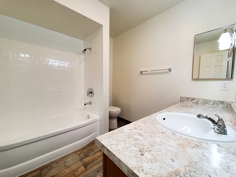 Town and Country Garden Apartments — Photo 24