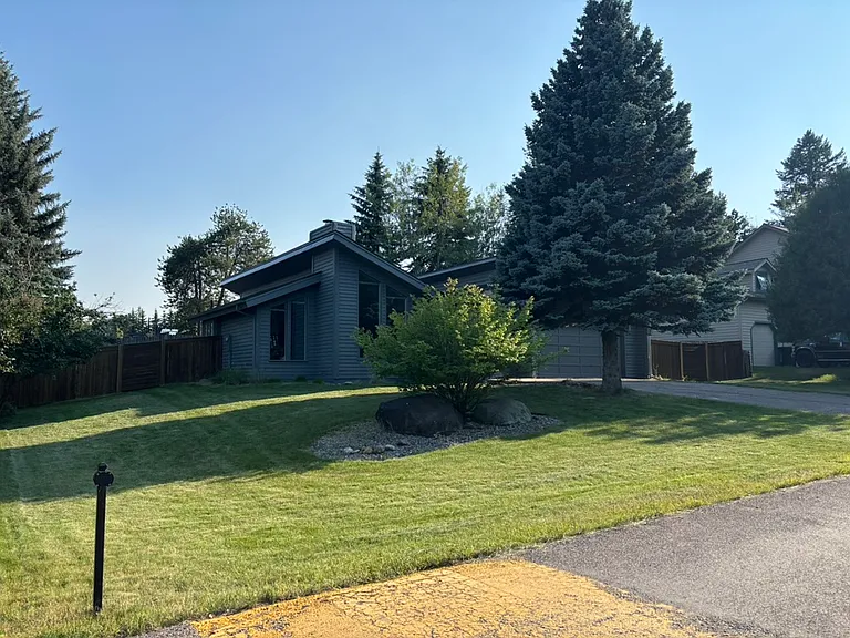 328 Fairway Dr — Photo 2