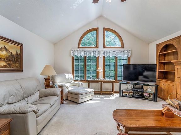 5th image of 423 E Beacon Dr