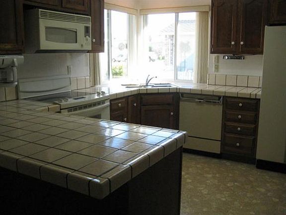 5th image of 471 Vivienne Dr