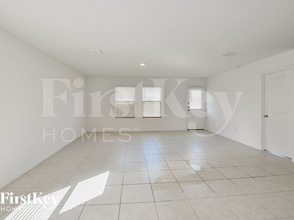 3rd image of 1069 Crestview Dr