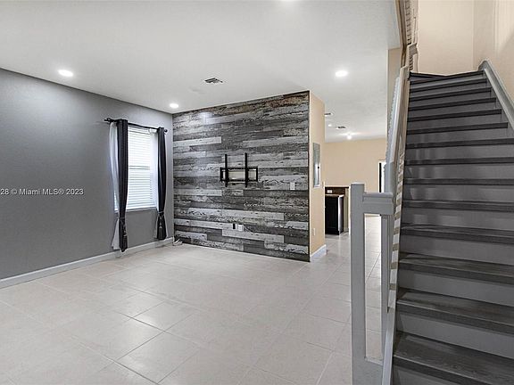 2nd image of 618 SE 32nd Ave #0
