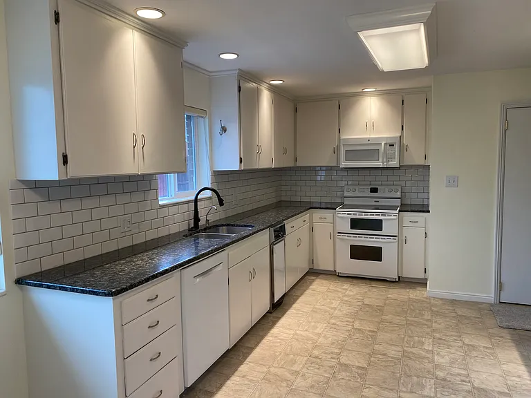 411 E 100 S — Photo 12