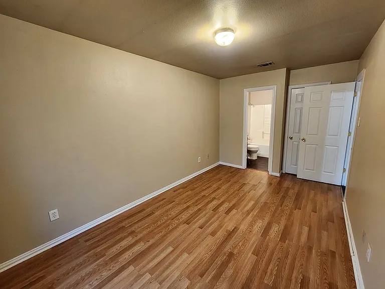939 Baker St — Photo 16