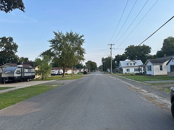 4th image of 825 N Locust St