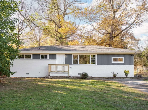 1043 E Circle Dr, Rossville, GA 30741