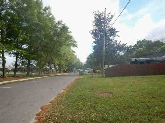 Exterior Neighborhood (street photo)