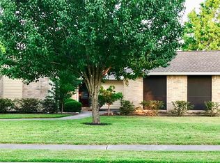 1016 W Castlewood Ave, Friendswood, TX 77546