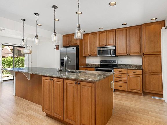 5th image of 2660 Hawthorne Pl