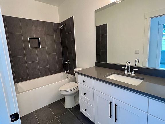 4th image of 206 Bogey Ln #1