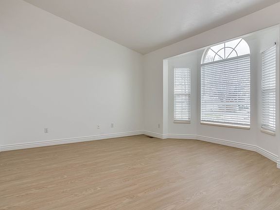 3rd image of 702 W 575th St S