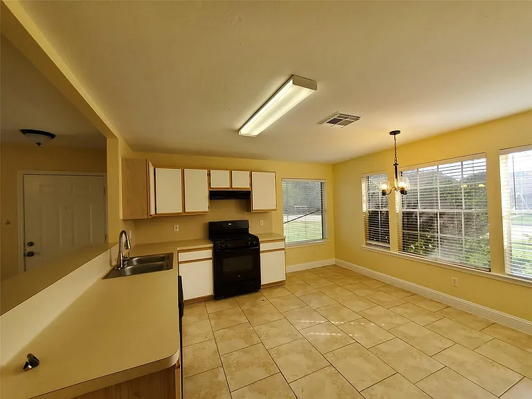 1413 Bridle Path — Photo 8