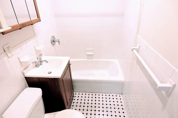 Rented by HOLTON REAL ESTATE INC. | media 34