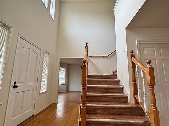 3rd image of 1009 Old Pioneer Way NW