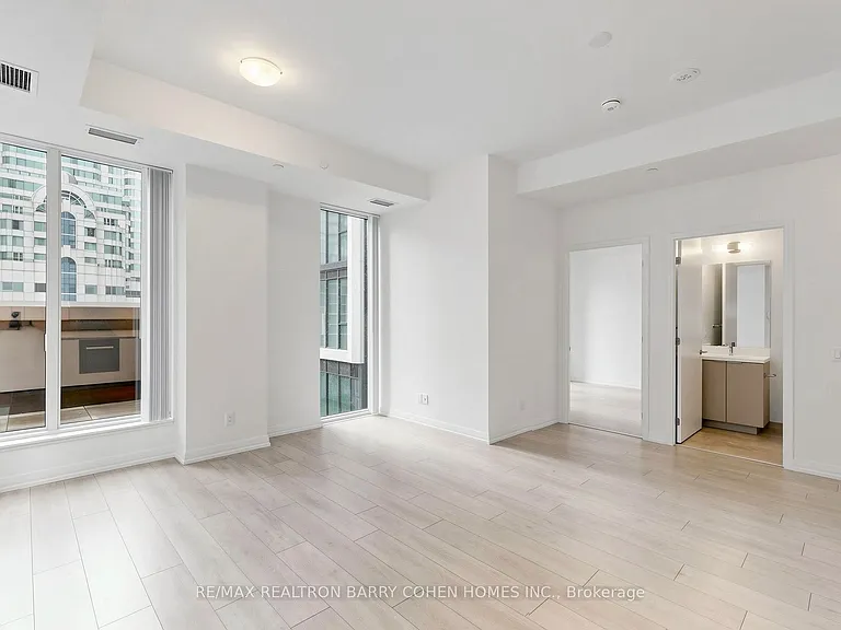 400 King St W #823 — Photo 8