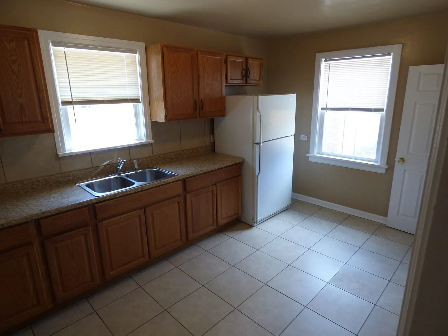 Charming Ranch Style Home In Elyria-Swansea With Fenced Yard And Garage — Photo 3