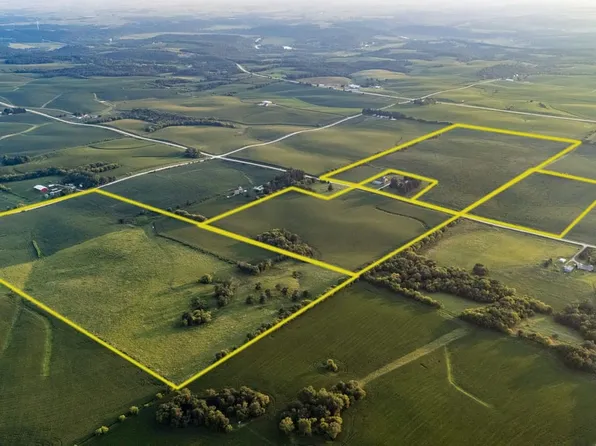 2933 Middle Hesper Rd, Decorah, IA 52101