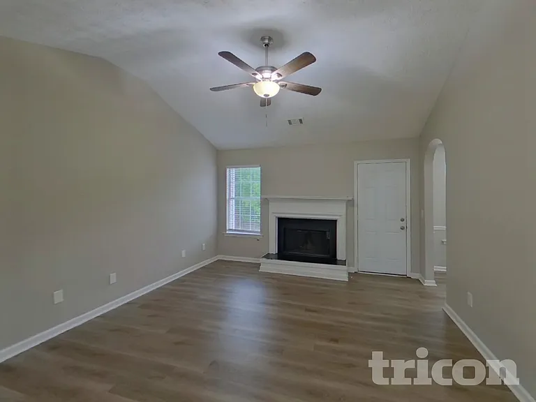 800 Lorraine Ln — Photo 3