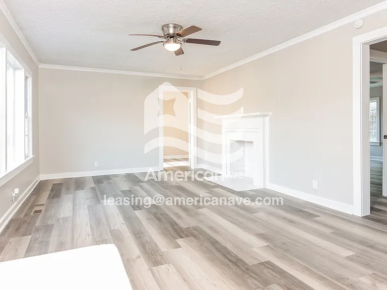 528571_003_living_room_13948993.jpg