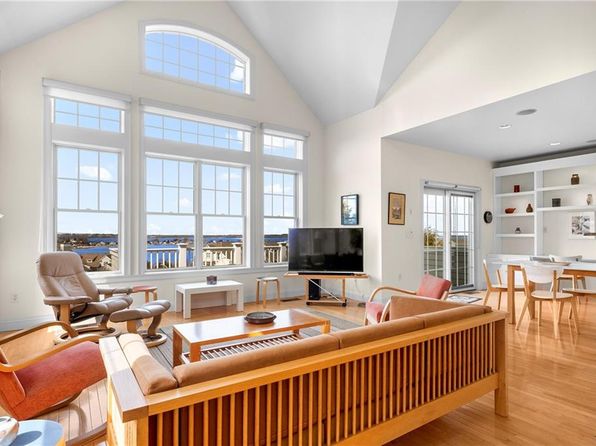 37 Cutter Ln, Tiverton, RI 02878