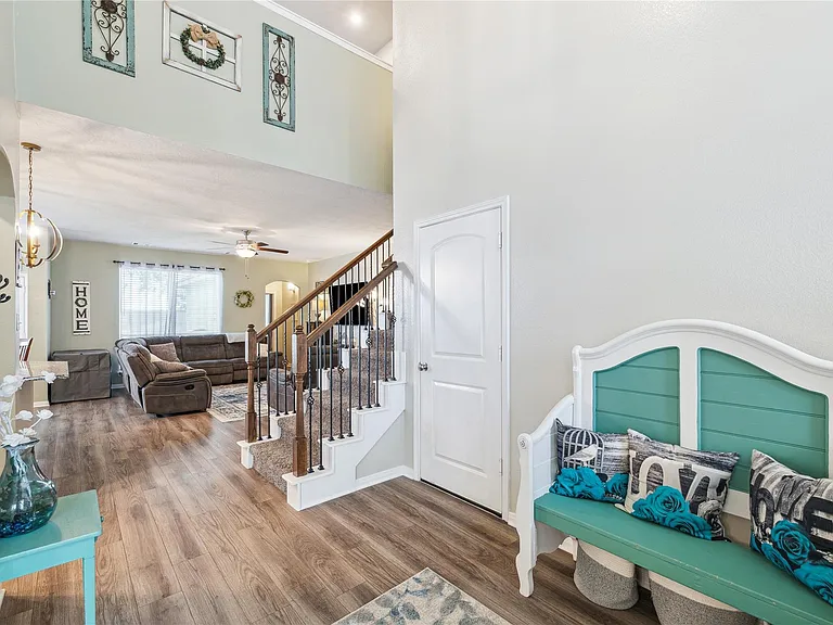 312 Brocks Ct — Photo 4
