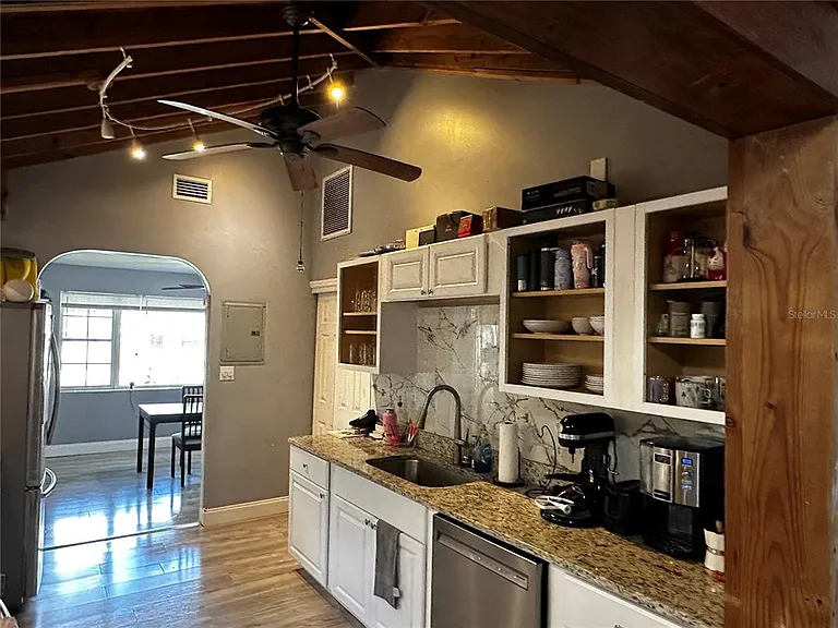 724 NE 17th Ave — Photo 12