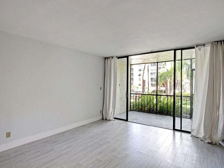 11 Royal Palm Way #1040 — Photo 5