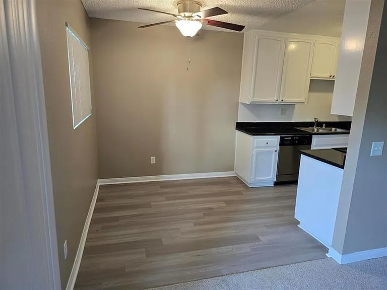 Royal Village Apartments — Photo 16
