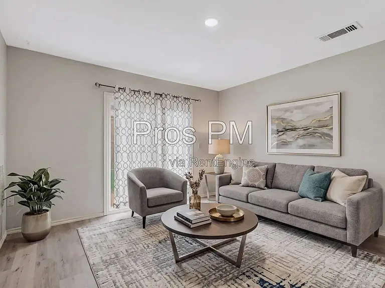 734 W Collins St — Photo 2