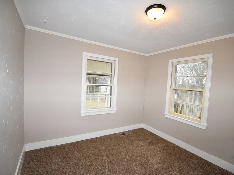141 W Rossview Rd — Photo 8