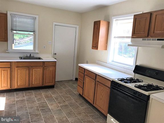 2nd image of 371 S 1st Ave