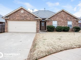 912 SE 38th St, Moore, OK 73160