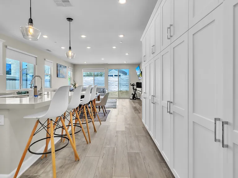 Full kitchen