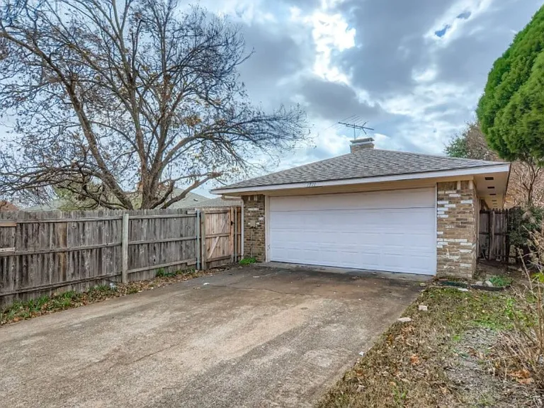 1711 Windsong Trl — Photo 10
