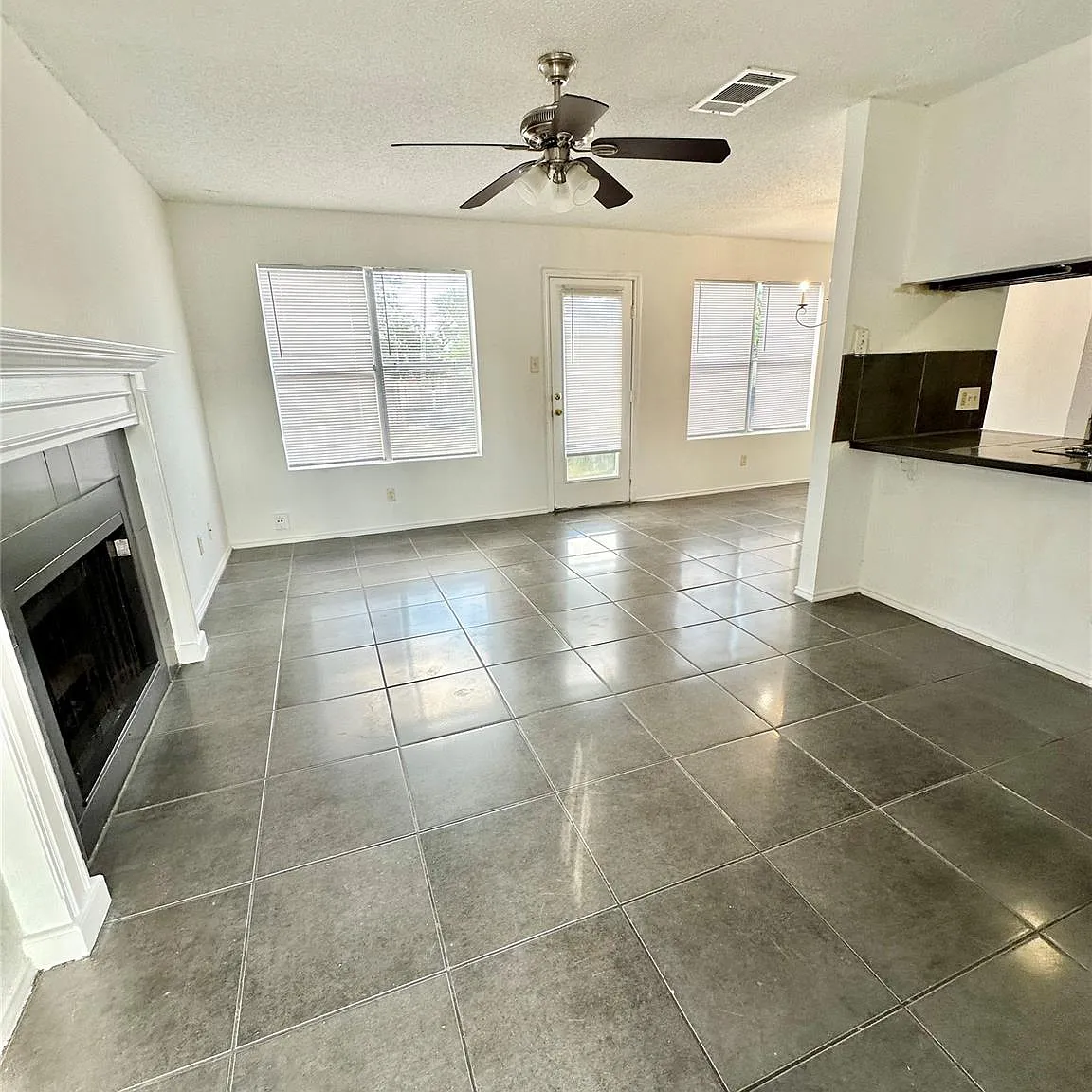 2 bed, 1.5 bath, 1864 sqft, $1,600 — Photo 4