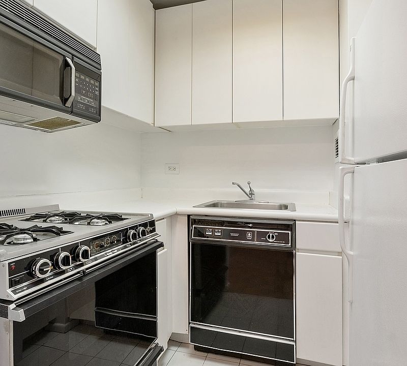 2nd image of 130 W 79th St APT 14E