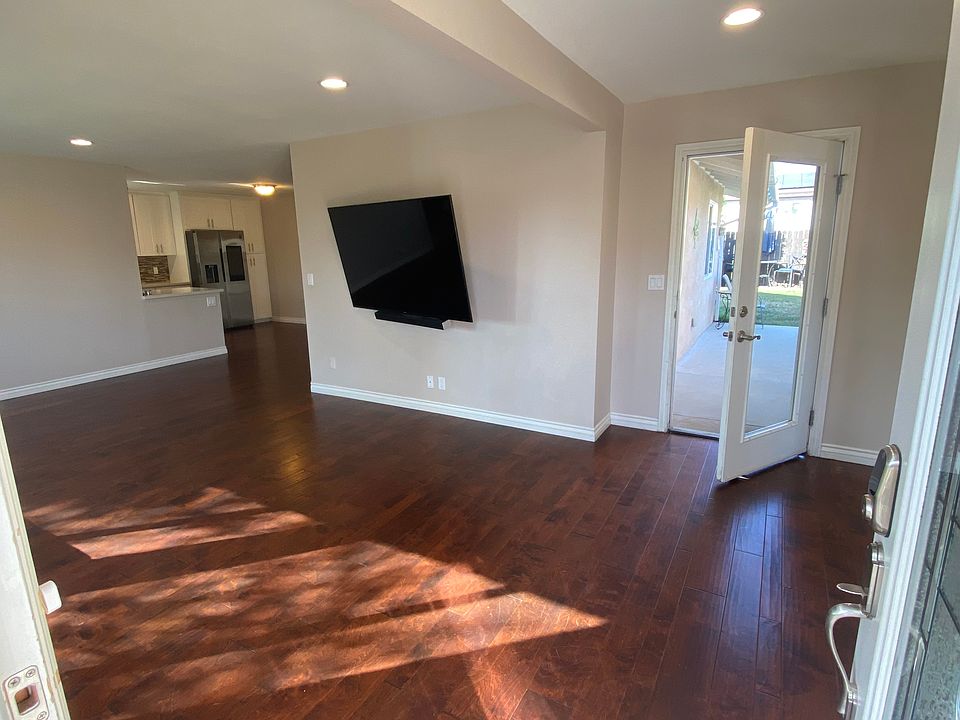 1st image of 944 Phoenix Ave