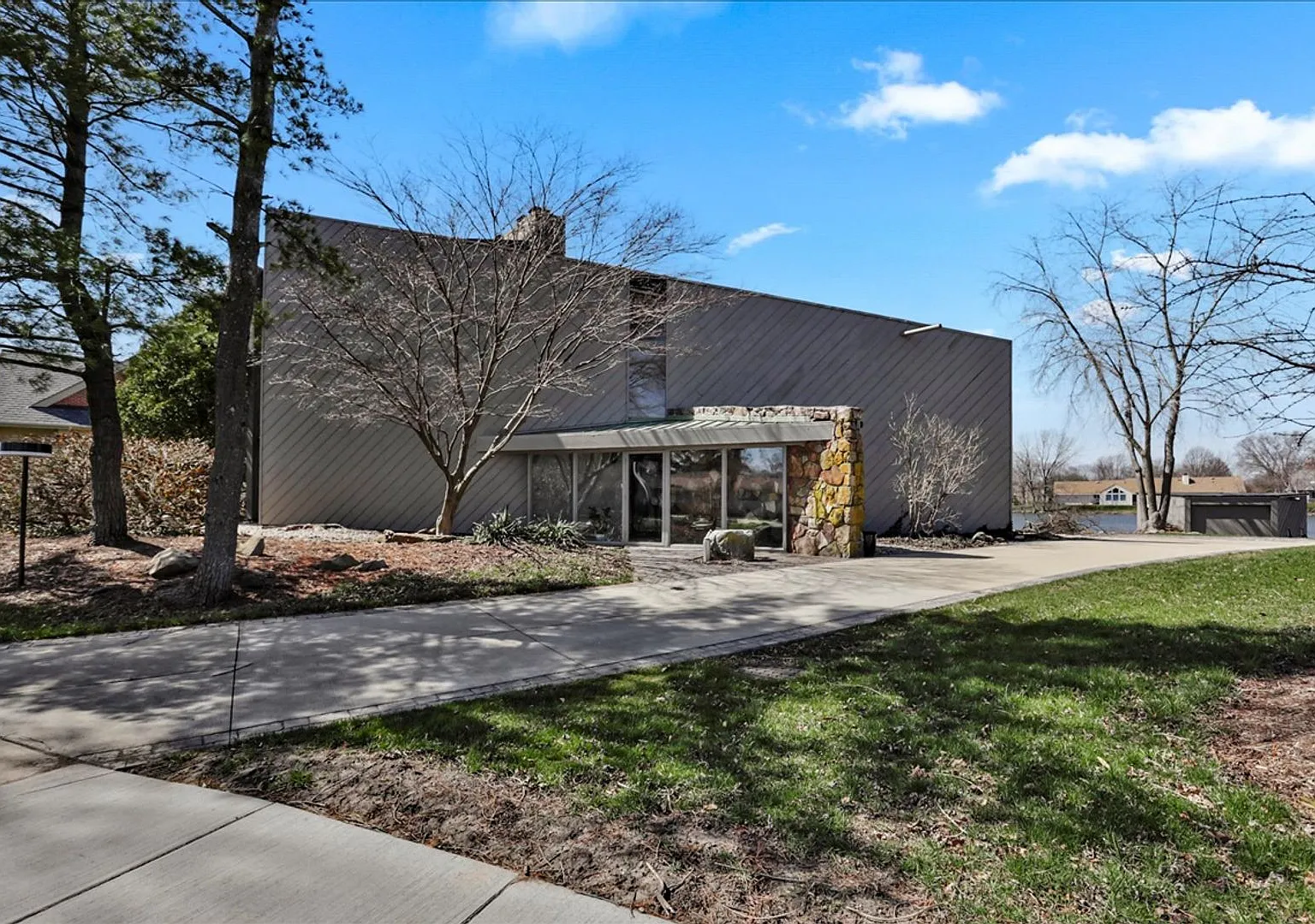 Modern Lakeside Retreat on Lincolnshire Fields Golf Course | 3 Bed, 2.5 Bath — Photo 2