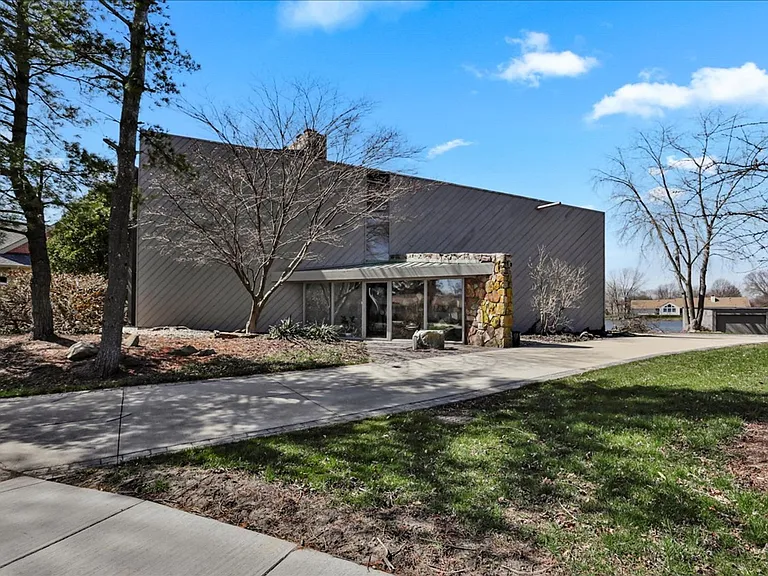 4010 Clubhouse Dr — Photo 2