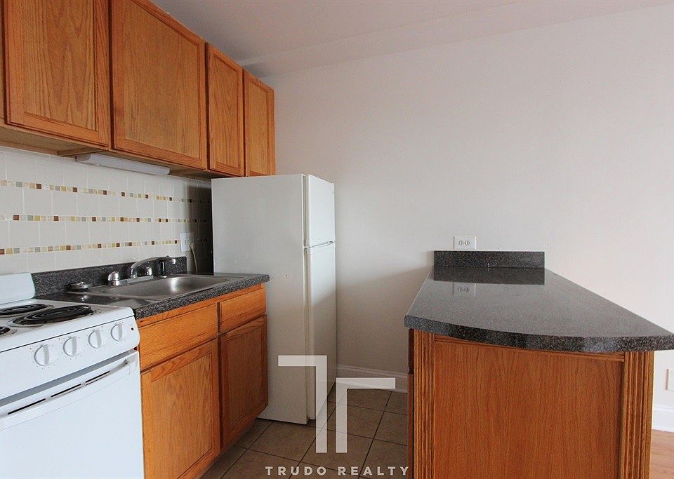 2nd image of 3933 N Clarendon Ave APT 502