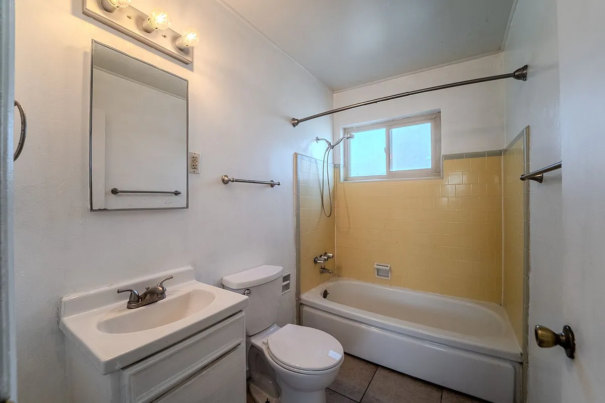 Building Photo - 806 H St #1-4