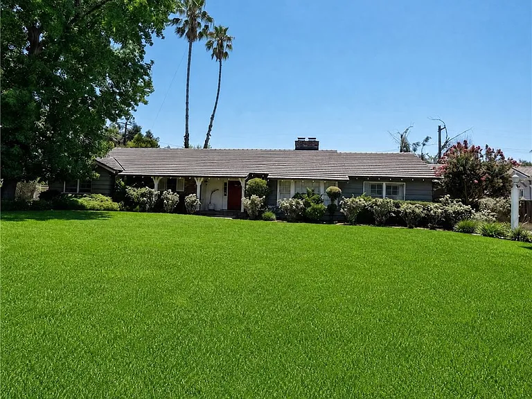 436 Stanford Dr — Photo 1