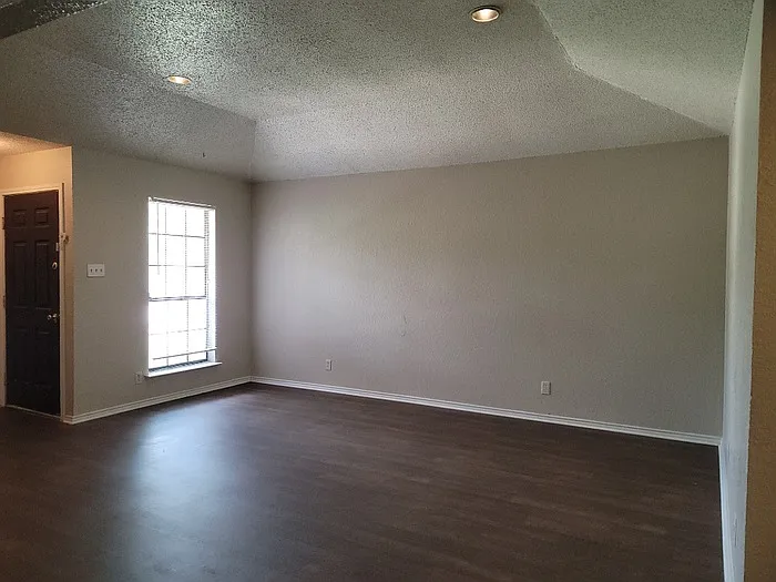 1117 Landsdale Ln — Photo 12