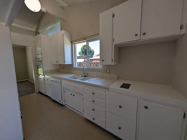 1261 Gloria Dr — Photo 9