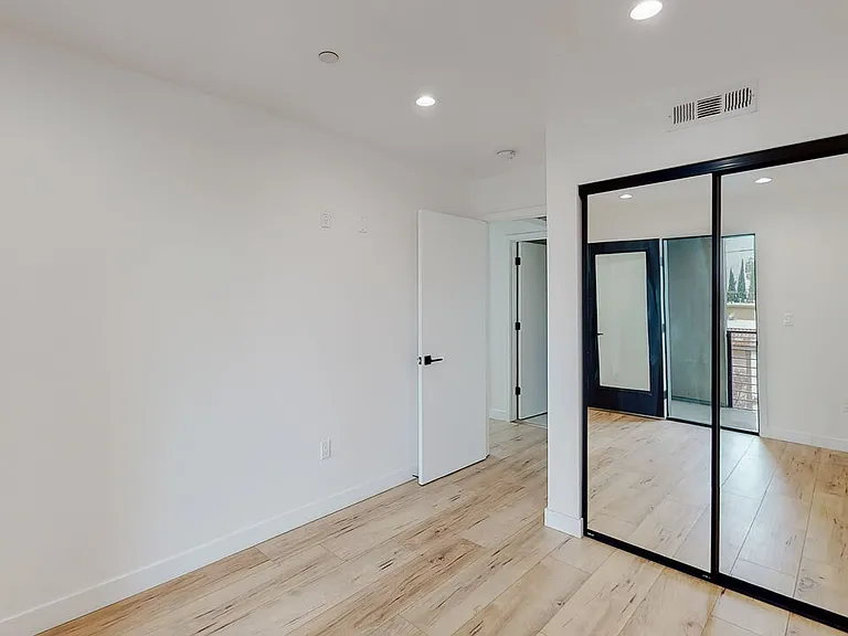 6811 Gloria Ave — Photo 21