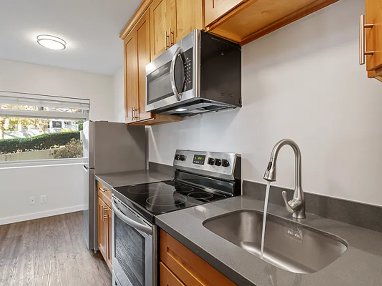 Aloha House Apartments — Photo 7