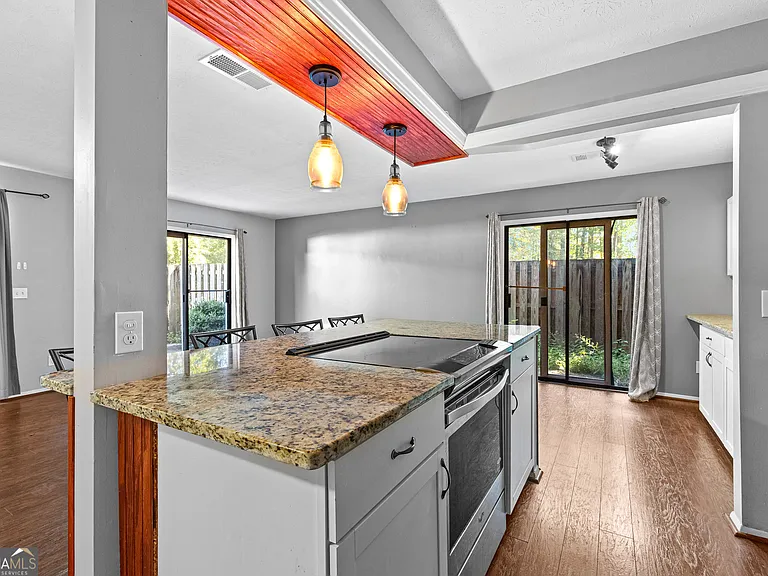 143 Twiggs Cor — Photo 1