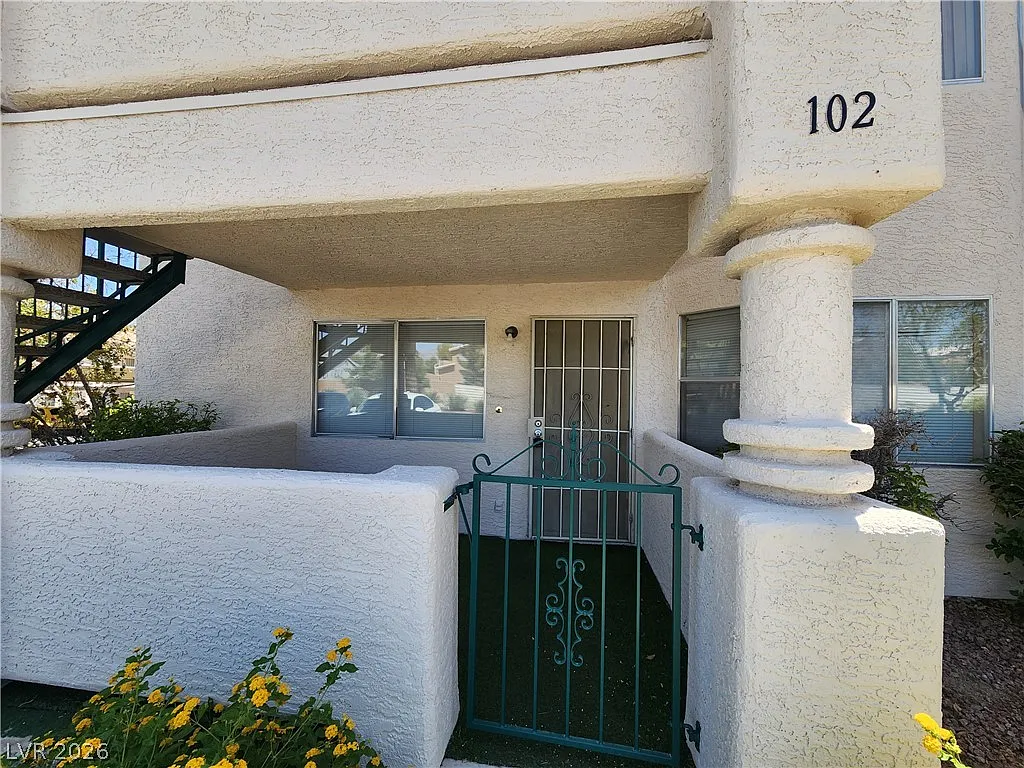 2 bed, 2.0 bath, 912 sqft, $1,300 — Photo 2
