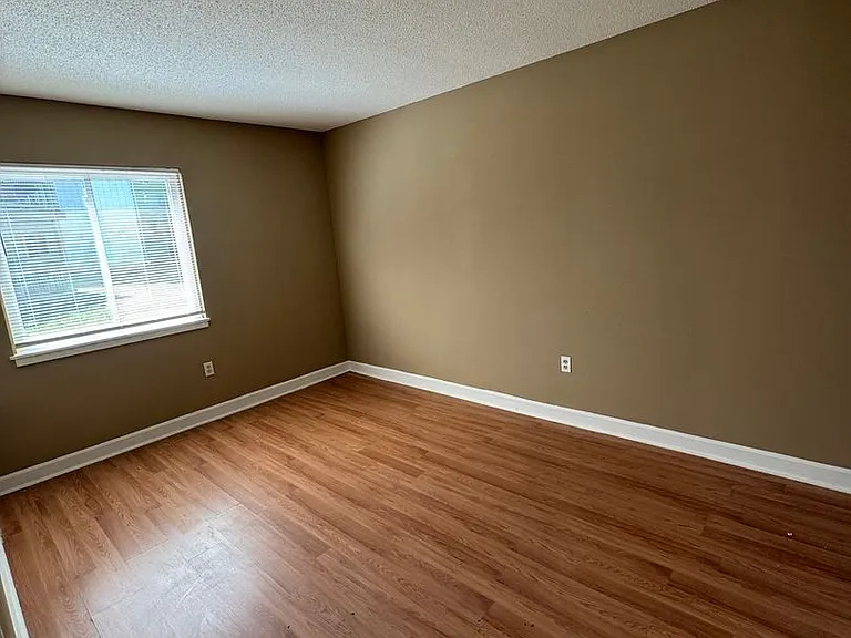 Creekside Apartments — Photo 4