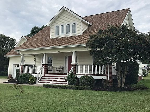 Curb appealing lawn & bushes